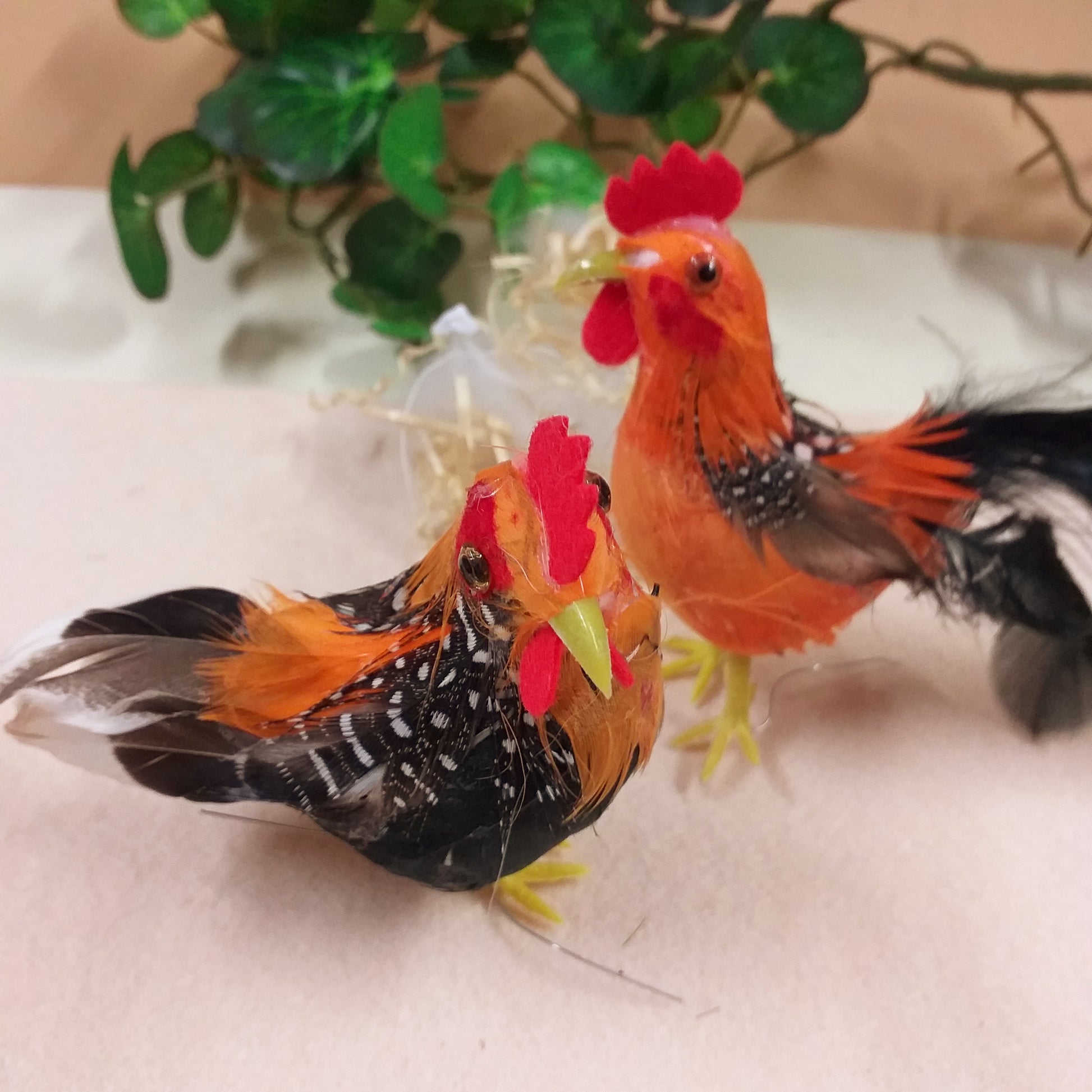 coppia arancione nero marrone gallo gallina piume ciniglia statuette gallinacei miniature 8 cm uso allestimento pollaio decorazioni pasquali addobbi primaverili fai da te vetrine packaging chiudipacco uova sorpresa