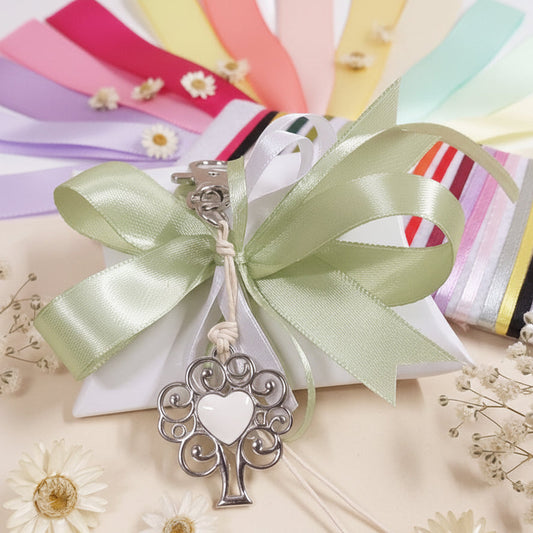 verde salvia e segnaposto bomboniera bustina portaconfetti bianca confezionata confetti portachiavi cuore smaltato con ciondolo metallo albero della vita moschettone cordino cerato colori dei nastri