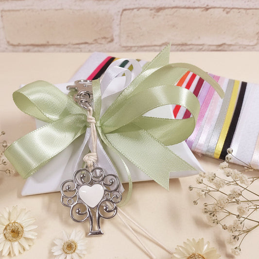 verde salvia e segnaposto bomboniera bustina portaconfetti bianca confezionata confetti portachiavi cuore smaltato con ciondolo metallo albero della vita moschettone cordino cerato colori dei nastri