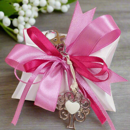 fucsia segnaposto bomboniera bustina portaconfetti bianca confezionata confetti portachiavi cuore smaltato con ciondolo metallo albero della vita moschettone cordino cerato colori dei nastri