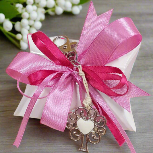 fucsia segnaposto bomboniera bustina portaconfetti bianca confezionata confetti portachiavi cuore smaltato con ciondolo metallo albero della vita moschettone cordino cerato colori dei nastri