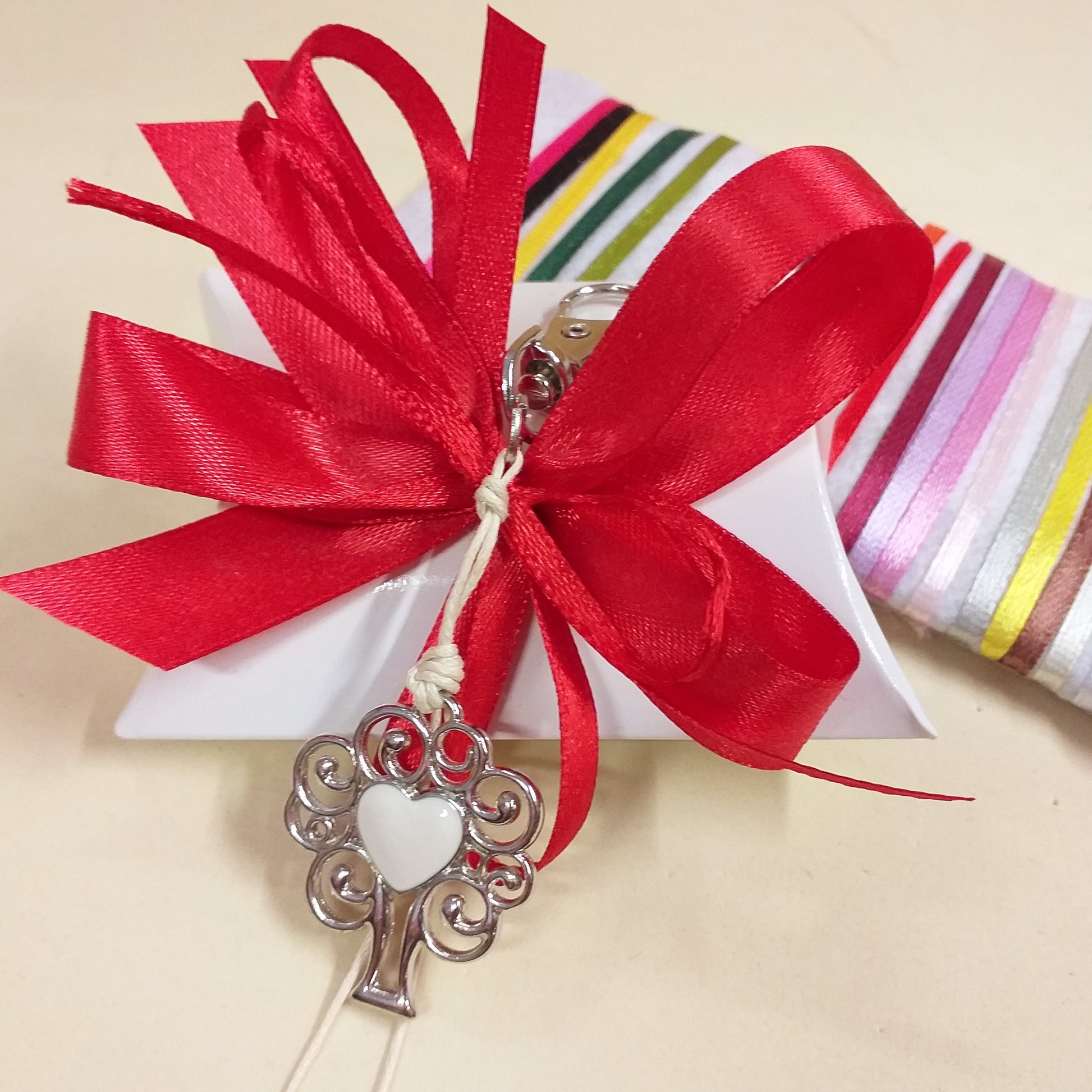 rosso segnaposto bomboniera bustina portaconfetti bianca confezionata confetti portachiavi cuore smaltato con ciondolo metallo albero della vita moschettone cordino cerato colori dei nastri
