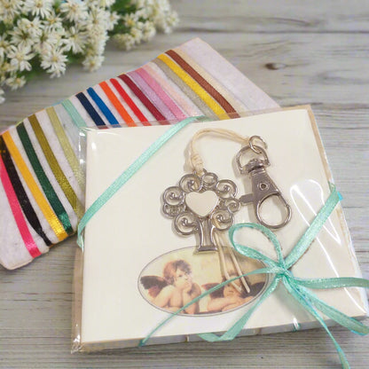 colori segnaposto bomboniera bustina  confezionata cartoncino angeli portachiavi cuore smaltato con ciondolo metallo albero della vita moschettone cordino cerato colori dei nastri