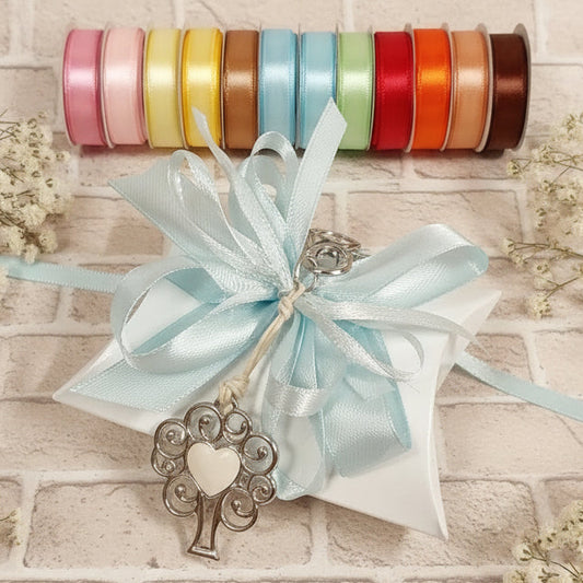 azzurro chiaro celeste segnaposto bomboniera bustina portaconfetti bianca confezionata confetti portachiavi cuore smaltato con ciondolo metallo albero della vita moschettone cordino cerato colori dei nastri