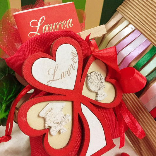 scelta colori packaging albero della vita tre cuori piantina legno bianco rosso simboli laurea cappello tocco mappamondo scritta da confezionare come bomboniere idee originali le più belle sacchettino juta rosso confetti bigliettino mollettina