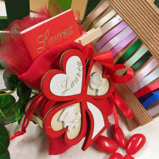 confezionate packaging albero della vita tre cuori piantina legno bianco rosso simboli laurea cappello tocco mappamondo scritta bomboniere idee originali le più belle sacchettino juta rosso confetti bigliettino mollettina