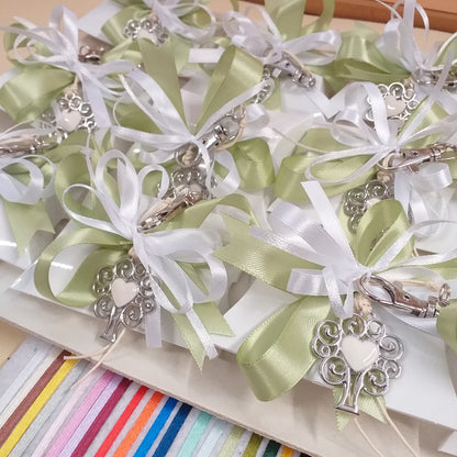 vassoio di segnaposto bomboniera portachiavi cuore smaltato con ciondolo metallo albero della vita moschettone cordino cerato ricordino souvenir gadget aprifesta confezionato bustina confetti bianca