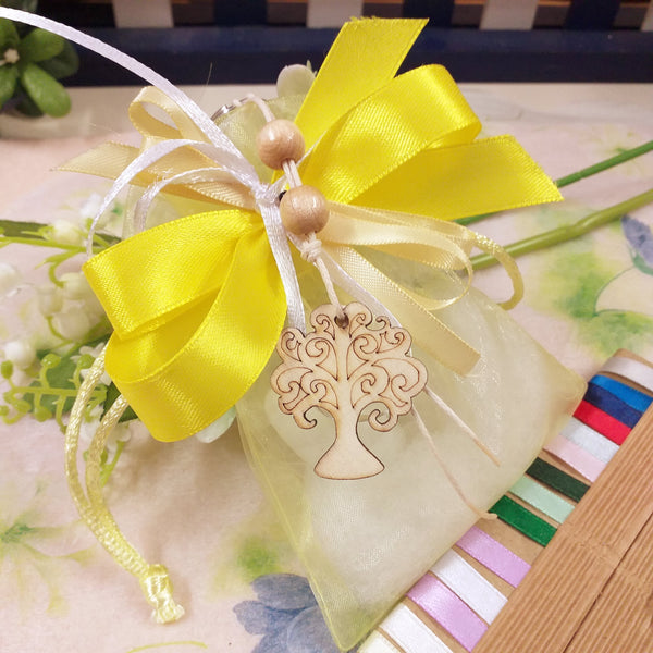 sacchetto confetti giallo portachiavi albero della vita ciondolo legno pirografato corda perle nastro giallo kit fai da te o confezionato bomboniera