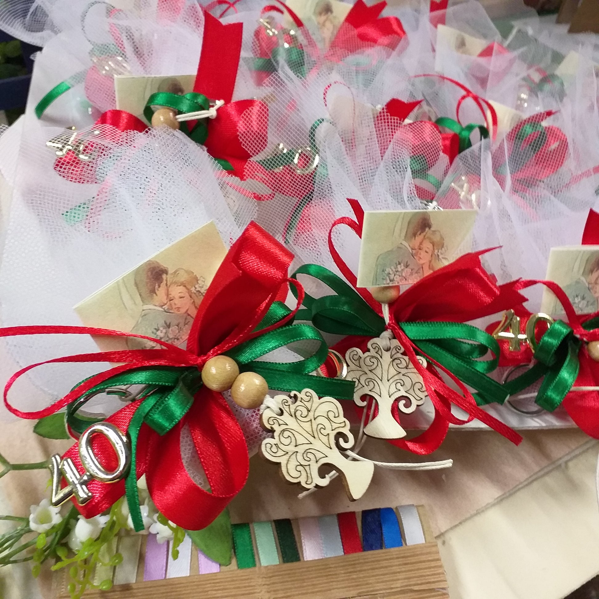 confettata allestimento albero della vita portachiavi eco-friendly legno naturale uso bomboniera confezionata confetti bigliettino o anniversario matrimonio quarantesimo da personalizzare simboli di plastica fedi numero 40 nozze di smeraldo