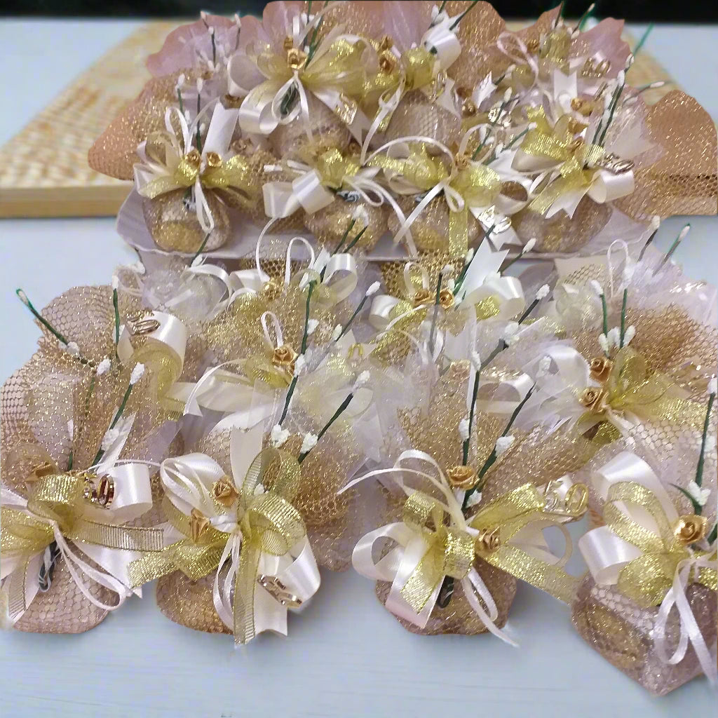 confezionamento confettata con tulle rete nastrino fiorellini roselline confetti mandorla bigliettino per sacchetti bomboniere anniversario matrimonio cinquantesimo nozze oro 50 anni