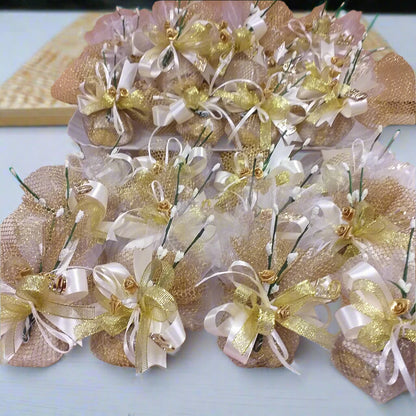confezionamento confettata con tulle rete nastrino fiorellini roselline confetti mandorla bigliettino per sacchetti bomboniere anniversario matrimonio cinquantesimo nozze oro 50 anni