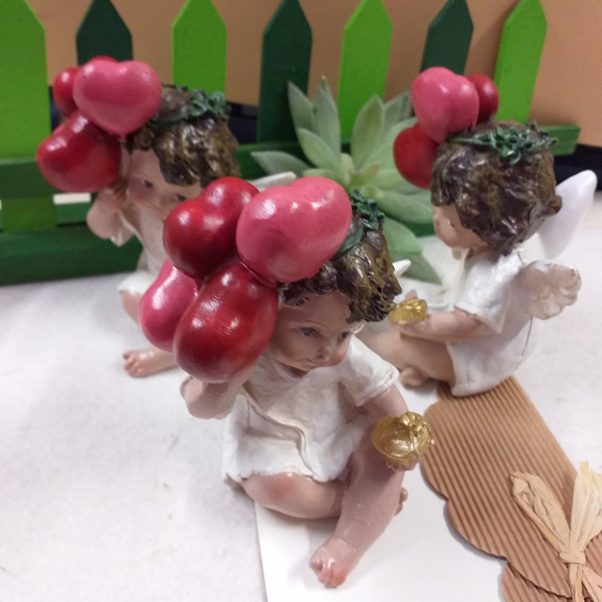 tris statuette angelo cupido san valentino confezione regalo cuoricini palloncini rossi angioletto seduto cuore dorato oggettistica regalo vetrinistica