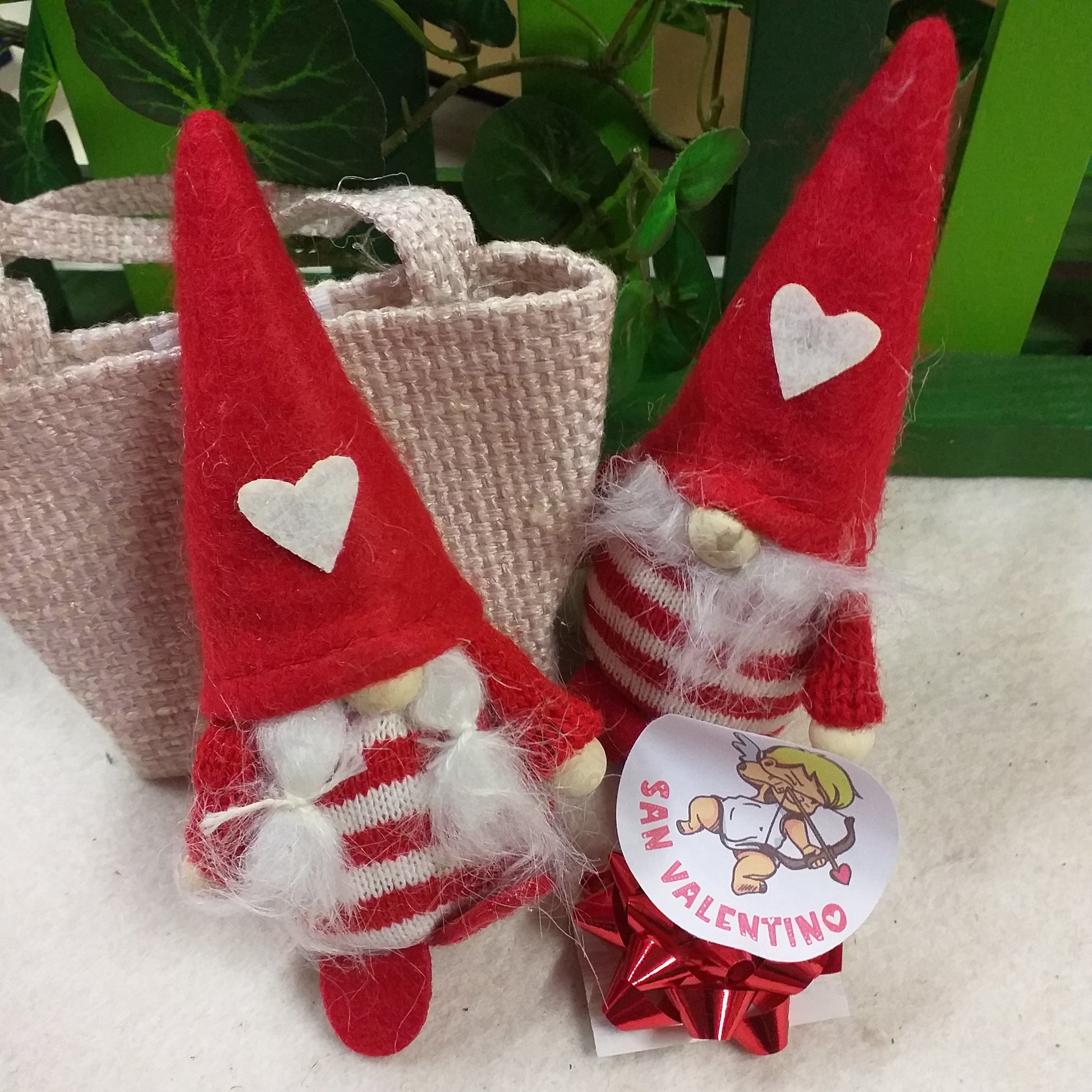 fai da te shopper sportina juta 7 cm coppia confezione regalo San Valentino bambole di pupazzi gnomi pannolenci del cuore confezionamento coccardina rossa etichetta adesivo sticker cupido