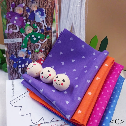 folletti allegretti coloratissimi progetto albero Idee facili per Natale a cura di Francesca Peterlini Stafil vetrina shop online merceria creativa kit manuale libretto spiegazioni foto tutorial fai da te bambole di pezza gnomi nordici feltro pannolenci fantasia stampato facce ovatta dipinte