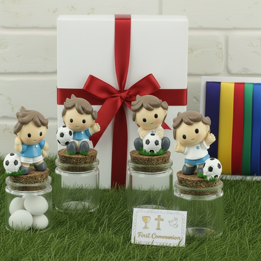 packaging scatola nastro rosso per barattolini vasetti tappo sughero applicazione calcio calciatore con pallone statuetta maglia azzurra Italia da confezionare come bomboniera segnaposto portaconfetti con tulle e confetti bigliettino simboli Prima Comunione Santa Cresima