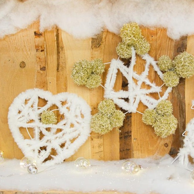 idee fai da te decorare con ciniglia vetrinistica packaging stella cuore albero basi ferro laccato bianco metallo da decorare con fili lana pompon rivestire tricotin tubolare per creare ghirlande fuoriporta decorazioni natalizie acchiappasogni macramè uncinetto scacciapensieri giostrine feltro bambini