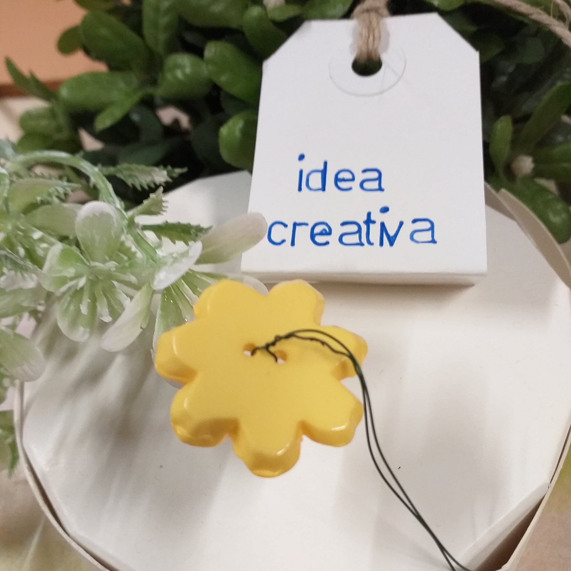 idea creativa come costruire fiore perline con flower garden basi resina gialla coppette copriperle bottoni margherite daisy uso borse chiusure fiorellini bracciali collane bigiotteria orecchini anelli fai da te