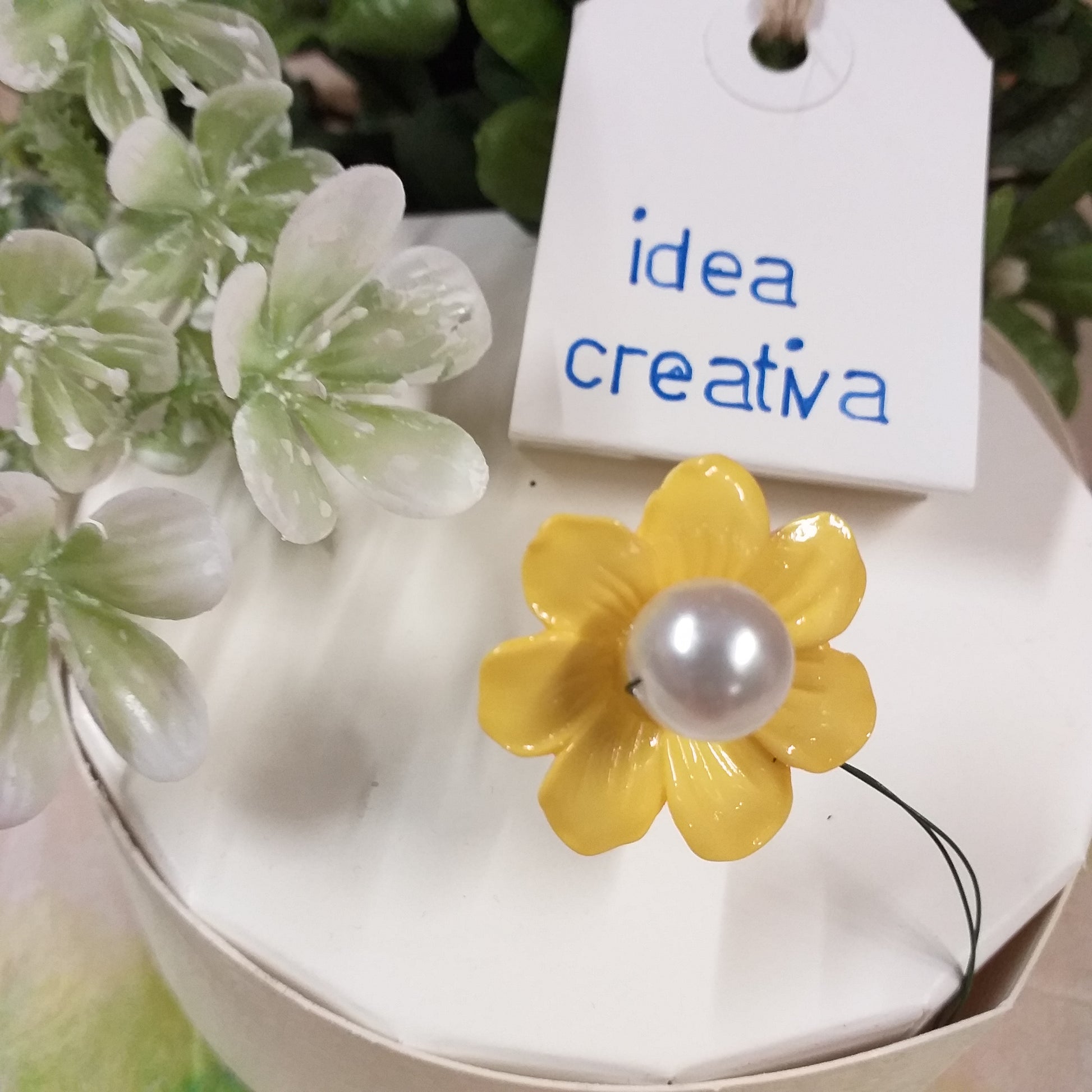 idea creativa come costruire fiore perline con perla cerata bianca flower garden basi resina gialla coppette copriperle bottoni margherite daisy uso borse chiusure fiorellini bracciali collane bigiotteria orecchini anelli fai da te