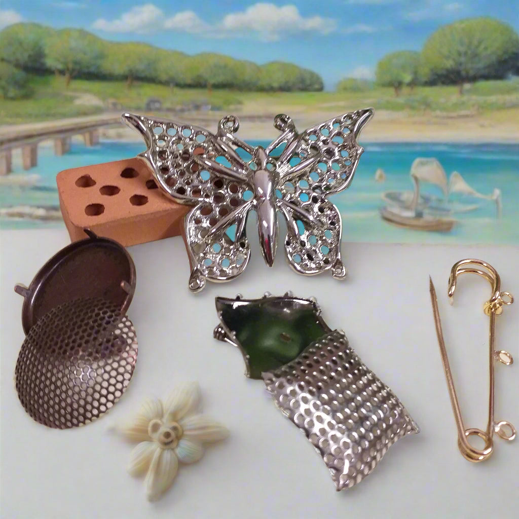 negozio online vendita basi per spille fai da te bigiotteria creare perline charms ciondoli metallo rame argento bottoni con ago spilloni con anellino forma farfalla