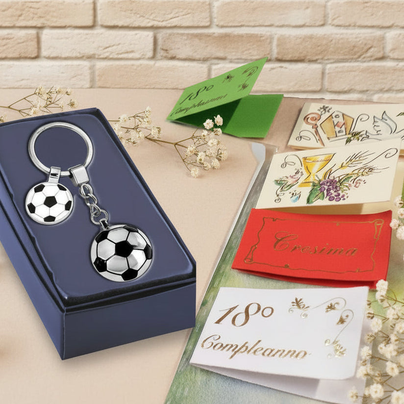 portachiavi calcio di metallo con gettone pallone bianco nero scatolina blu bomboniera Comunione Cresima da confezionare con bigliettini