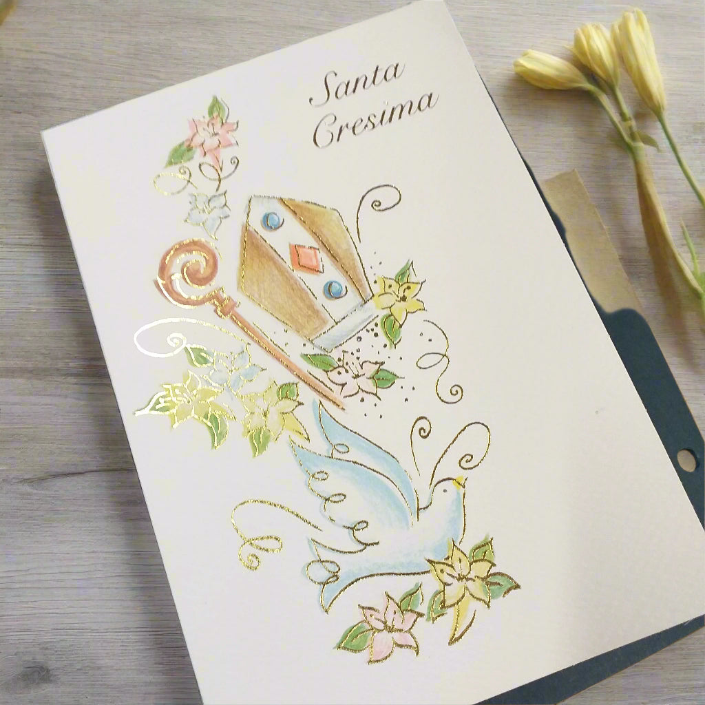 copertina con Mitria cappello del vescovo colomba gigli stampa scritta dorata simboli a colori biglietto invito partecipazione cartoncino per Santa Cresima da scrivere o stampare fai da te