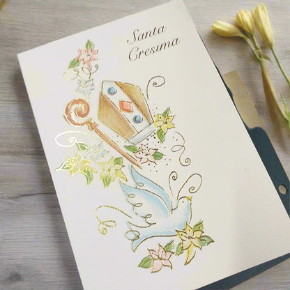 copertina con Mitria cappello del vescovo colomba gigli stampa scritta dorata simboli a colori biglietto invito partecipazione cartoncino per Santa Cresima da scrivere o stampare fai da te