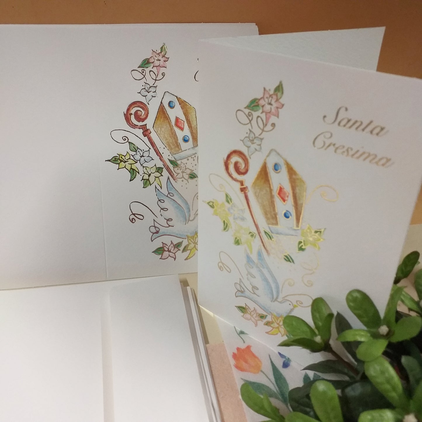 modello a libro copertina dettagli Mitria cappello del vescovo colomba gigli stampa scritta dorata simboli a colori biglietto invito partecipazione cartoncino per Santa Cresima da scrivere o stampare fai da te