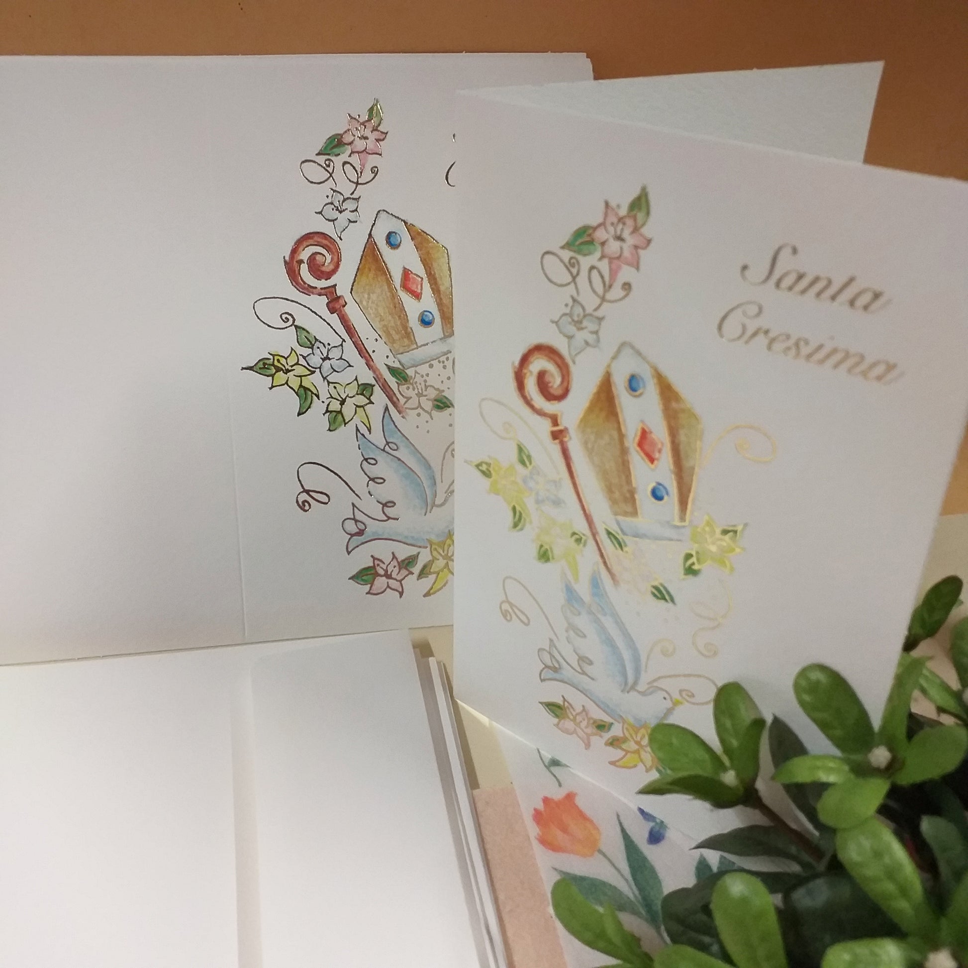 modello a libro copertina dettagli Mitria cappello del vescovo colomba gigli stampa scritta dorata simboli a colori biglietto invito partecipazione cartoncino per Santa Cresima da scrivere o stampare fai da te
