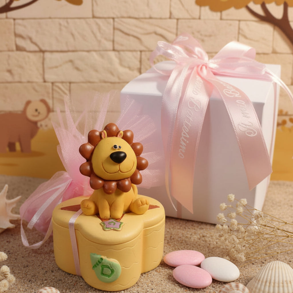 tema savana giungla portaconfetti leoncino scatolina da confezionare con sacchetto tulle confetti scatola nastro coccarda rosa bimba femminuccia bomboniera nascita battesimo baby bebè babyshower