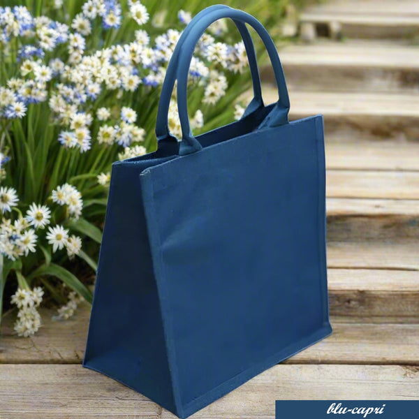 blu-capri colorata estiva spiaggia mare piscina juta borsa quadrata 30 x 30 cm manici tessuto yuta da decorare rivestire uncinetto tecnica applicazioni personalizzare dipingere colorare ricamare fiori bianchi conchiglie appliquè pizzo nappine pompons