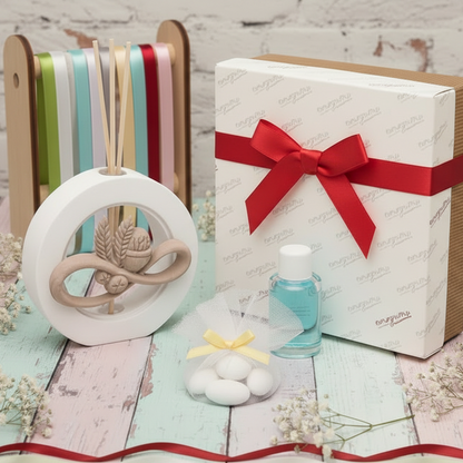 packaging rosso per icone originali bomboniere diffusore profumatore d'ambiente Prima Comunione Santa Cresima oggetto resina ceramica bianco beige terracotta simboli Calice pane spighe bastoncini di midollino essenza scatola ciuffo pompon sacchetto confezione confetti nastrini colorati da scegliere