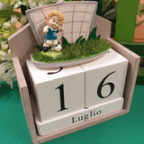 posa riposo calciatore calendario perpetuo campo calcio statuetta resina con pallone bomboniera italiana per fai da te ricordino souvenir Prima Comunione Santa Cresima