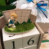 calendario perpetuo permanente legno campo calcio verde porta statuetta resina calciatore maglietta numero 10 con pallone confezione artigianale bomboniera italiana o packaging fai da te scatola simbolo calice Comunione