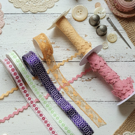 negozio nastro bordura copripunto agramano bordo cucito creativo uso fai da te bambole di stoffa pezza colori passamaneria natalizia rose fiori pizzo pasquale packaging confezionamento regali Natale