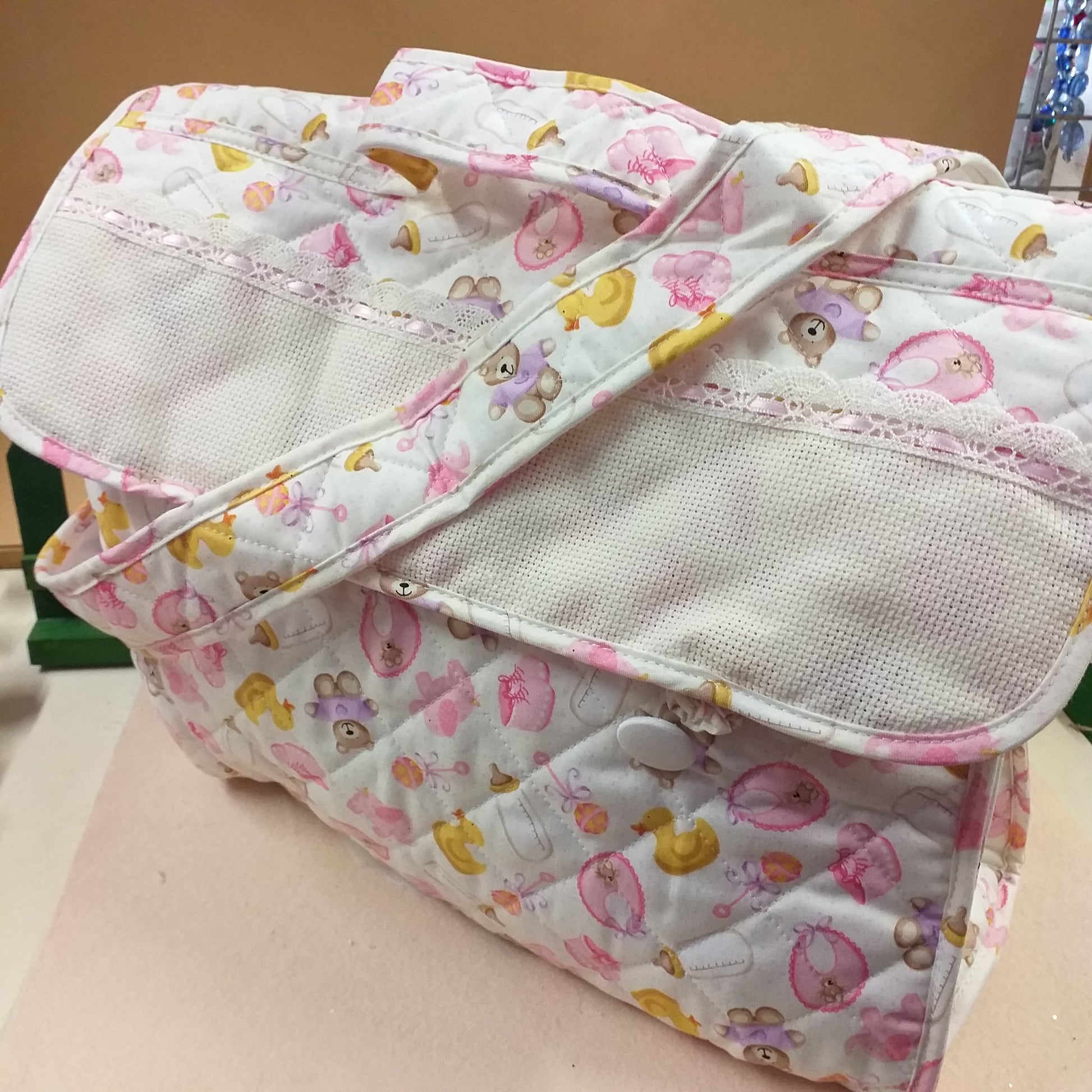 rosa lilla bimba femminuccia bebè fantasia orsetti pulcini baby bavaglini sonaglio scarpine borsa trapuntata cambio neonato da ricamare punto croce con tela aida tracolla