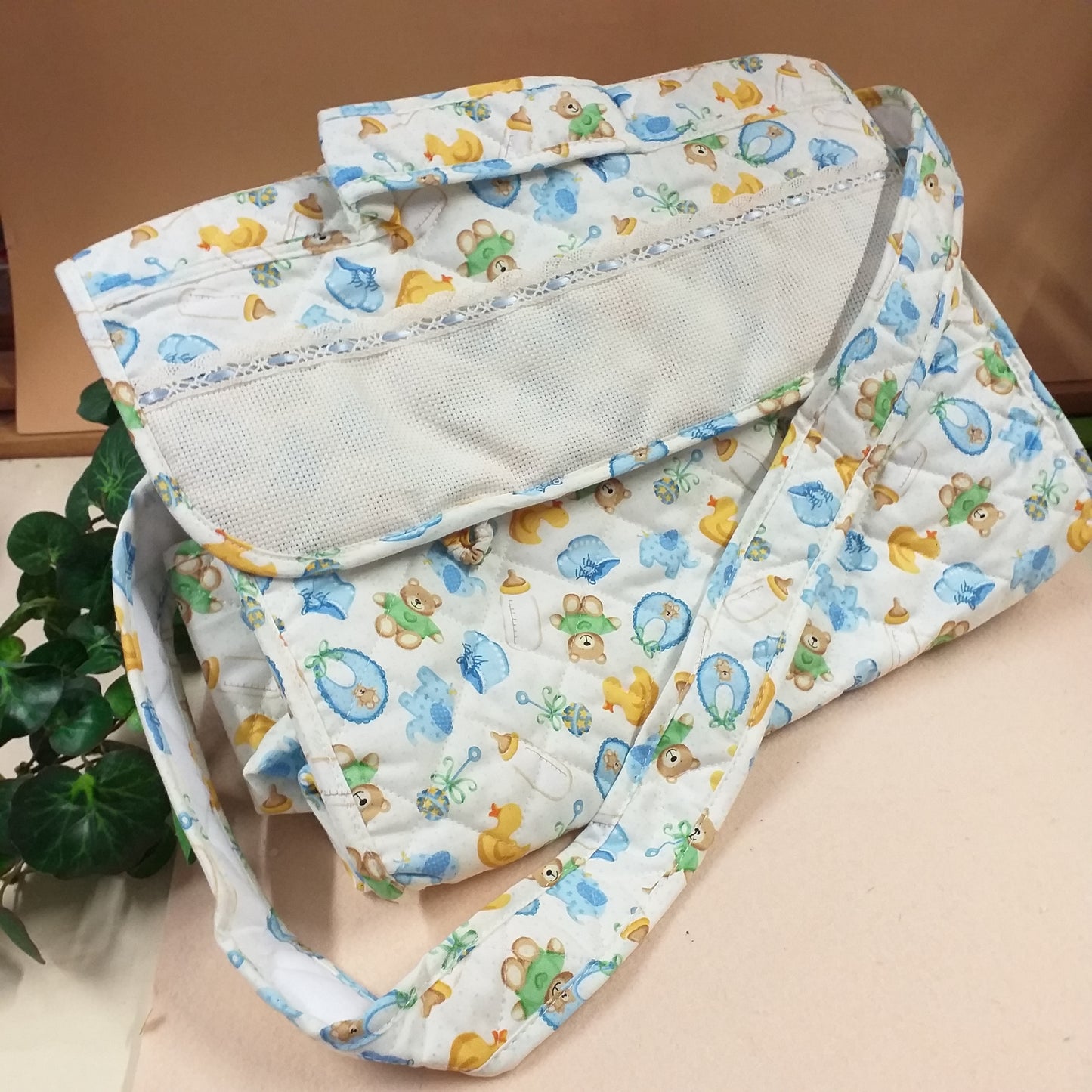 celeste blu bimbo maschietto bebè fantasia orsetti pulcini baby bavaglini sonaglio scarpine borsa trapuntata cambio neonato da ricamare punto croce con tela aida e tracolla