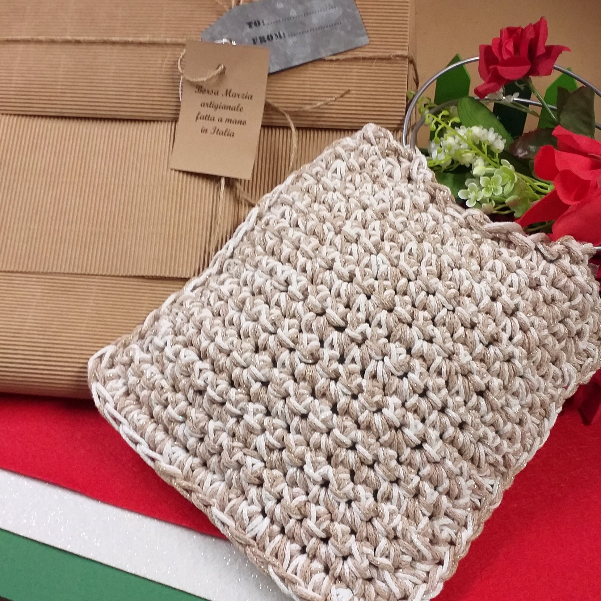 dall'alto Borsa Marzia artigianale fatta a mano in Italia uncinetto crochet bag pochette di corda cotone green macramè cordino manici cerchio metallo colore argento uso borsetta da giorno sera elegante cerimonia