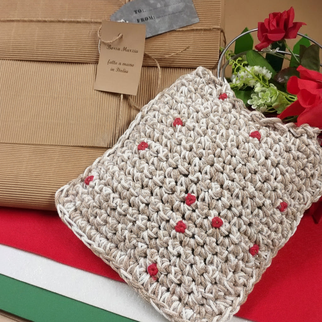 dall'alto Borsa Marzia fatta a mano in Italia uncinetto crochet bag pochette di corda cotone green macramè cordino manici cerchio metallo colore argento uso borsetta da giorno sera elegante cerimonia