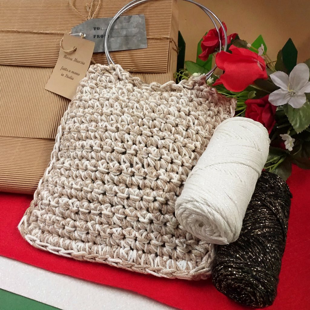 bianco e nero lurex Borsa Marzia fatta a mano in Italia uncinetto crochet bag pochette di corda cotone green macramè cordino manici cerchio metallo colore argento uso borsetta da giorno sera elegante cerimonia