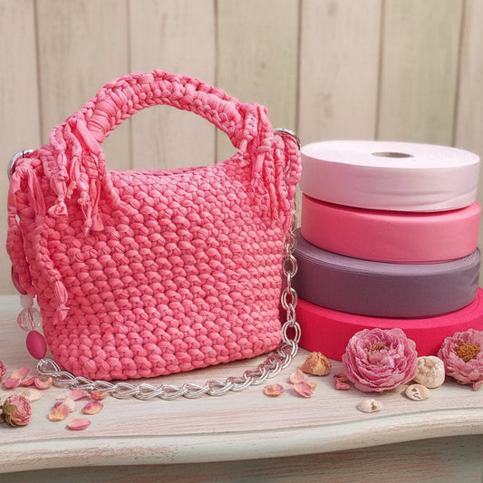 borsa lycra fettuccia uncinetto pochette con frange cerimonia matrimonio da giorno da sera maniglia manico gioiello perle pietre catena metallo colori rosa cipria fucsia glicine lilla