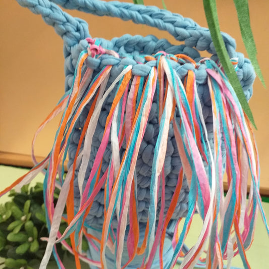 borsa di fettuccia uncinetto celestino-hawaiano frange rafia naturale vegetale cellulosa arancione fucsia turchese bianco pronta da indossare artigianale fatta a mano made in italy