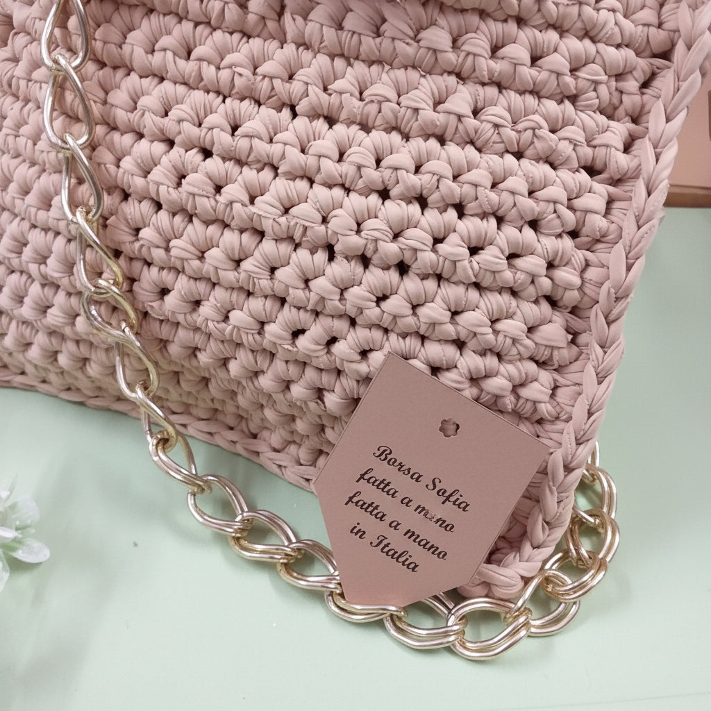 dettagli del manico di Borsa Sofia fettuccia lycra beige tinta pelle carne chiaro fatta a mano in Italia modello pochette cerimonia matrimonio giorno sera gioiello catena perle pietre conchiglie