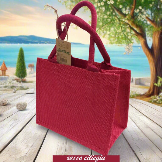 rosso ciliegia colorata estiva spiaggia mare piscina juta borsa quadrata 26 x 22 cm manici tessuto yuta da decorare rivestire uncinetto tecnica applicazioni personalizzare dipingere colorare ricamare fiori bianchi conchiglie appliquè pizzo nappine pompons