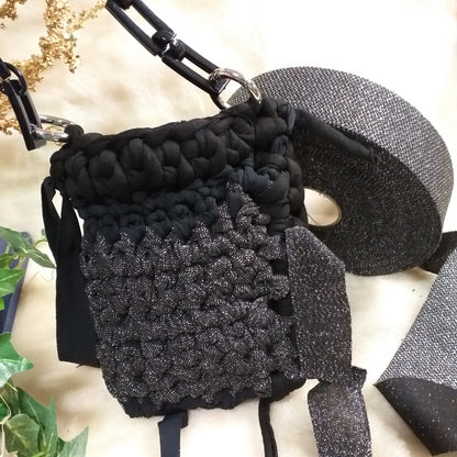 idea fai da te borsa porta cellulare fettuccia lurex uncinetto lamè nero argento glitterata con brillantini