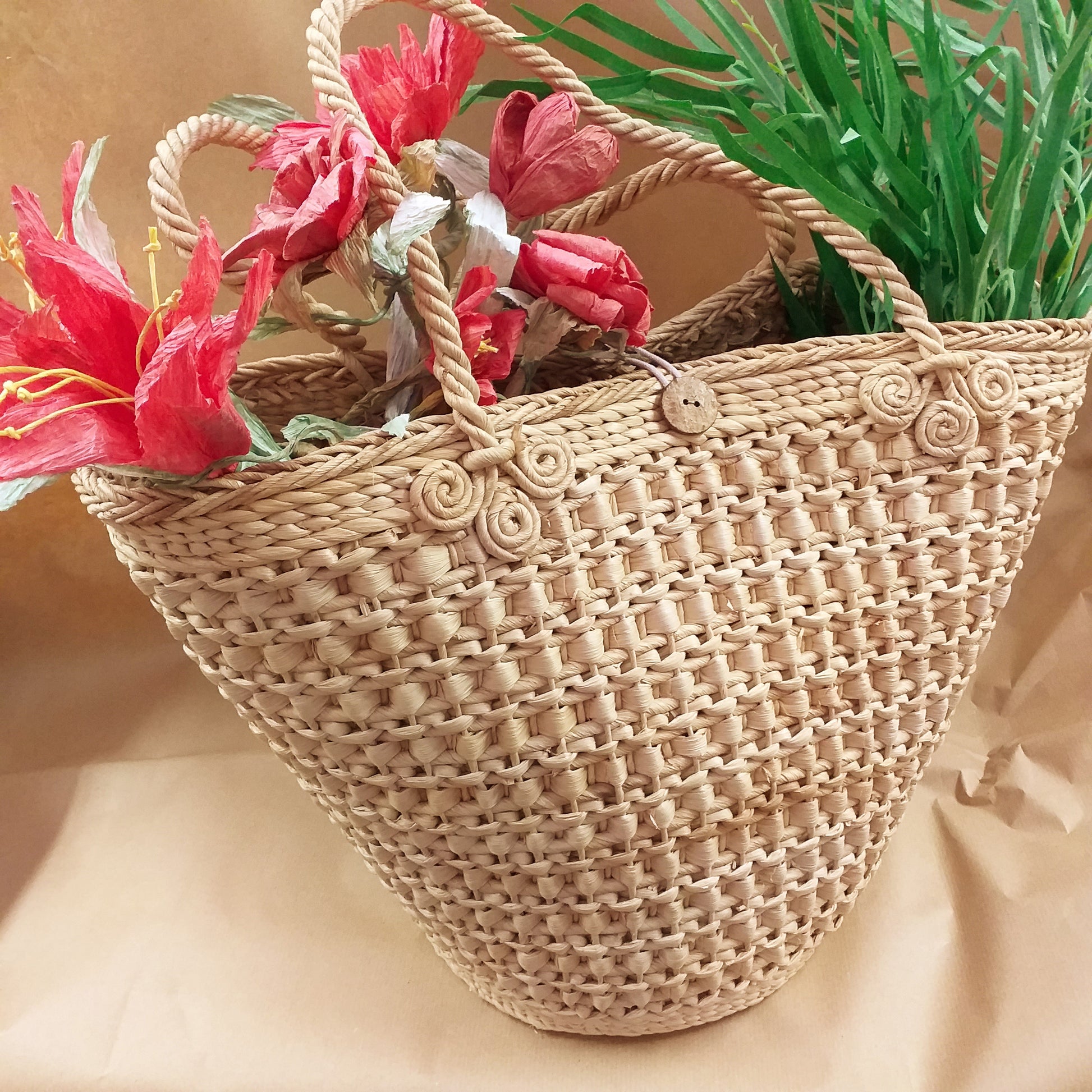 idea allestimento vetrinistica fiori verde artificiale e sporta da mare spiaggia piscina chiusura bottone di legno borsa paglia estiva fai da te decorazioni personalizzare decorare