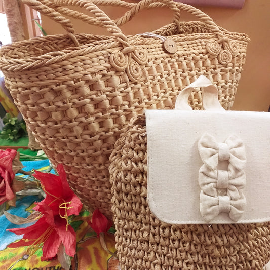idea allestimento vetrinistica fiori verde artificiale zainetto con tela sporta da mare spiaggia piscina chiusura bottone di legno borsa paglia estiva fai da te decorazioni personalizzare decorare
