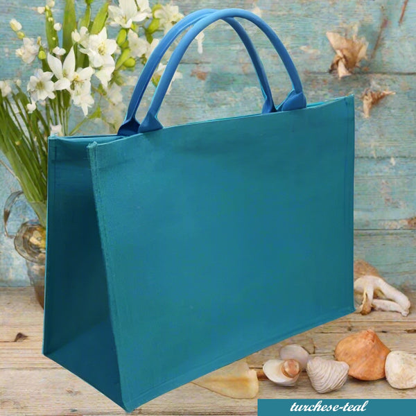 turchese teal colorata estiva spiaggia mare piscina juta borsa quadrata 30 x 30 cm manici tessuto yuta da decorare rivestire uncinetto tecnica applicazioni personalizzare dipingere colorare ricamare fiori bianchi conchiglie appliquè pizzo nappine pompons