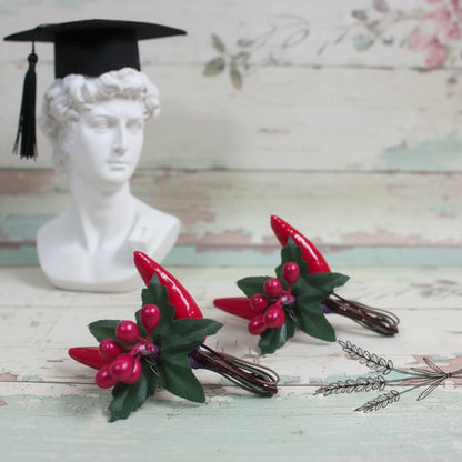 bouquet mazzolino mazzetto di peperoncini e bacche rosso decorazione per bomboniera laurea con portafortuna