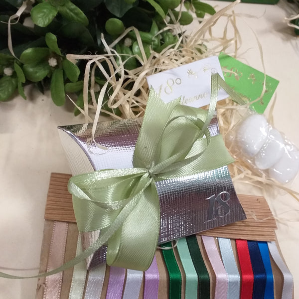 packaging colori e verde salvia per shop bomboniere 18 anni bustina argento economica simboli diciottesimo ragazzo ragazza bigliettino il mio 18° compleanno scritta portaconfetti scatolina con 3 confetti