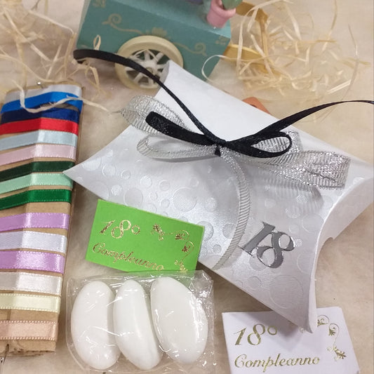 coccarda argento nero shop bomboniere 18 anni bustina bianca economica simboli diciottesimo ragazzo ragazza bigliettino il mio 18° compleanno scritta portaconfetti scatolina con 3 confetti